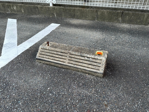 某衣服店　福岡市城南区店舗　車止め取替・雨樋取付の画像