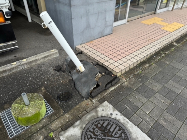 某スーツ店舗福岡市早良区店のポール舗装工事の画像