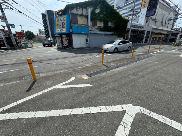 某回転寿司チェーン店舗神松寺店のポール舗装工事の画像